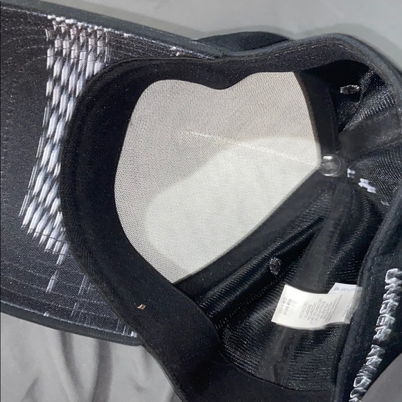 Under Armour Hat - Picture 3 of 5